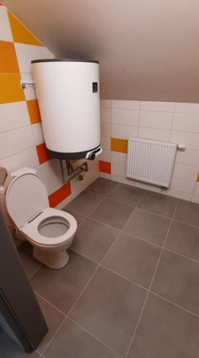 dívčí toalety (2).jpeg